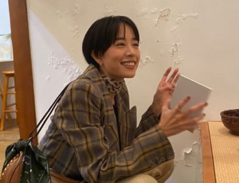 本を持っている石橋静河